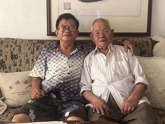 温江和儿子温鑫,两人都投身教育事业。澎湃新闻记者 何利权 图