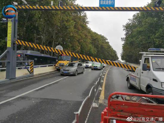 郑州金水路一限高架被班车撞掉，车上有个别乘客受轻伤