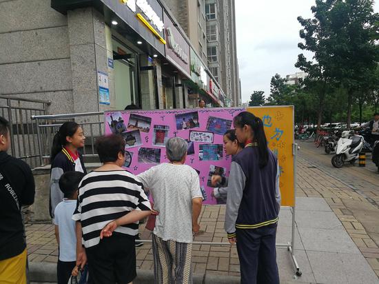 深入校园和周边社区,为市民讲解郑州彩绘文化,通过展板展示加深市民对郑州墙绘的了解
