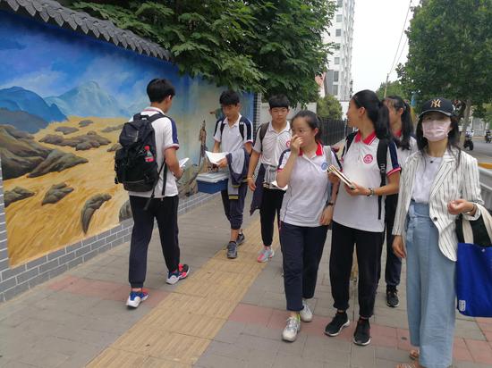 研学小组对郑州墙绘进行实地参观和采集，感受郑州墙绘文化的魅力。