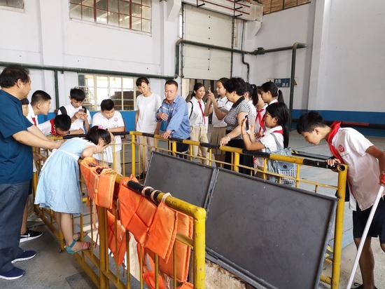 在黄河三水源提灌站的车间,学生目睹了浑浊的黄河水变清澈的过程