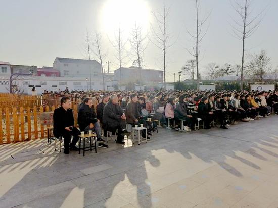 与会领导与学校师生共同聆听报告会