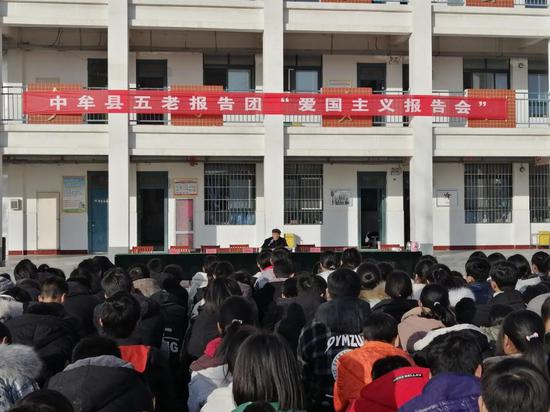 全体学生认真聆听爱国主义教育报告会