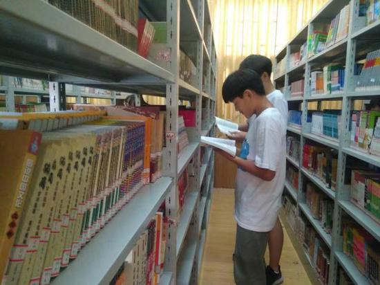 学生查阅资料