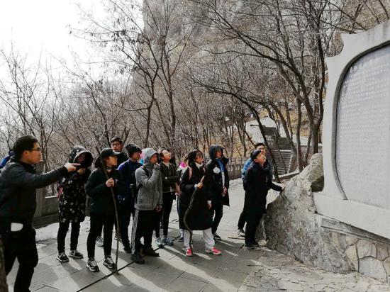 梁迅起老师为大家讲解嵩山地区地质运动历史及嵩阳运动概况