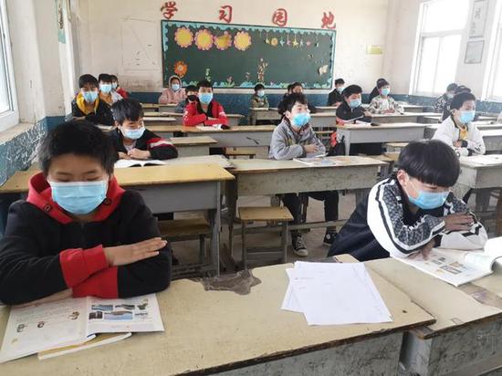 濮阳县文留镇社区小学学生按照一米的距离,在教室内上课