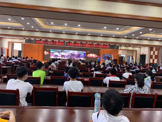 全体师生及家委会代表参与活动