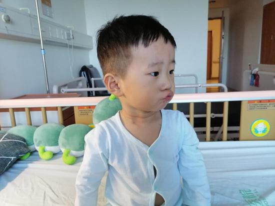 图为住院期间的小佳浩