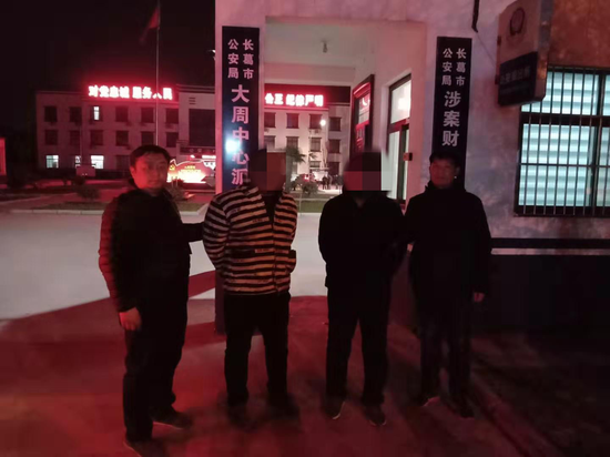 4月16日,该所举行退赃大会将追回的损失返还给群众。