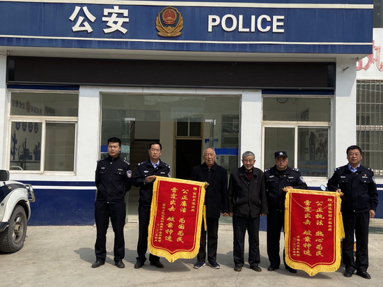 4月17日,失主将2面锦旗送到西村派出所,表达其对派出所快速追回损失的感激之情。
