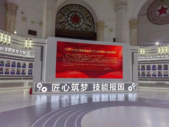 国网河南电力创新工作室联盟成果参展第二届大国工匠创新交流大会现场情况。原东摄影
