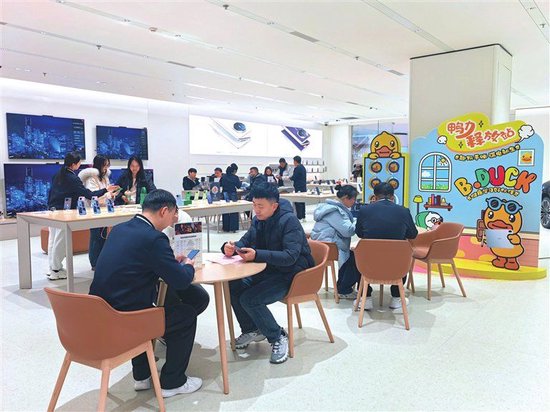 郑州启动“国补”首日 吸引众多消费者选购产品