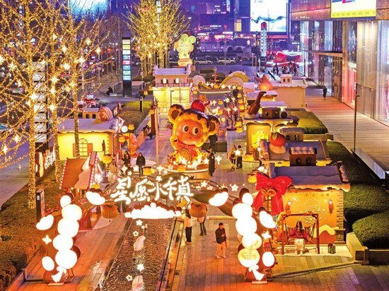 红灯笼、彩灯串一亮 郑州浓浓的年味一下子就出来了