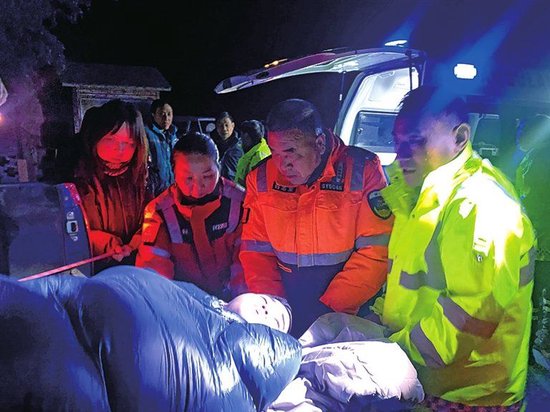 男孩被抬上担架送往医院