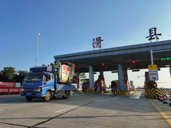 安阳高速全力护航“三夏”服务保障，实现农机运输车辆“到站即通行、零等待快速下道”