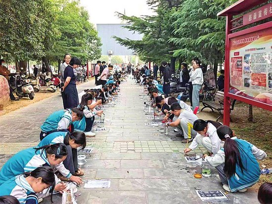 延津广场上的“免费书法班”教了近万个娃