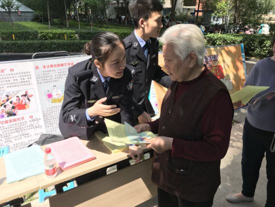 經(jīng)偵支隊講解防詐騙知識（劉爽 攝）