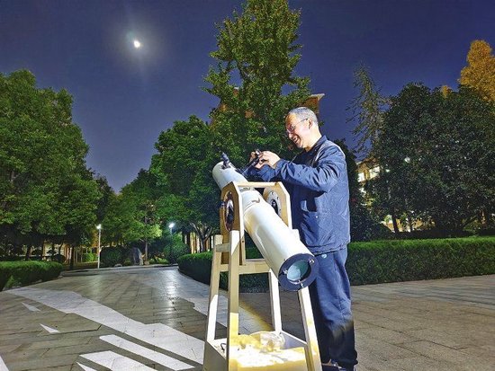 吴卫华和他“手搓”的天文望远镜