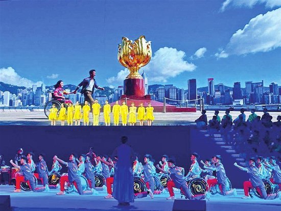 《灣區放歌》節目，塔溝學員們放聲歌唱。