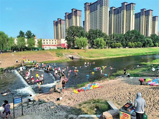 郑州一排污口今年又成“儿童戏水乐园”？