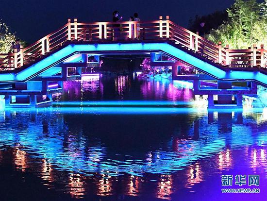 这是6月1日拍摄的河南省开封市涧水河夜景。