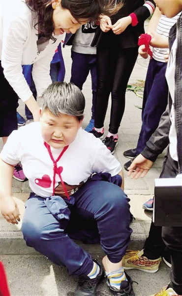 被砸伤男生表情痛苦