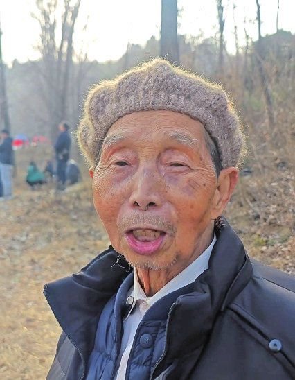 郑州贾鲁河源头清泉复涌唤醒老一辈回忆 老人盼寻45年前照片上