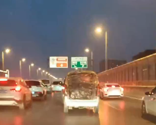 危险！郑州南三环高架惊现塑料布“车门儿”面包车