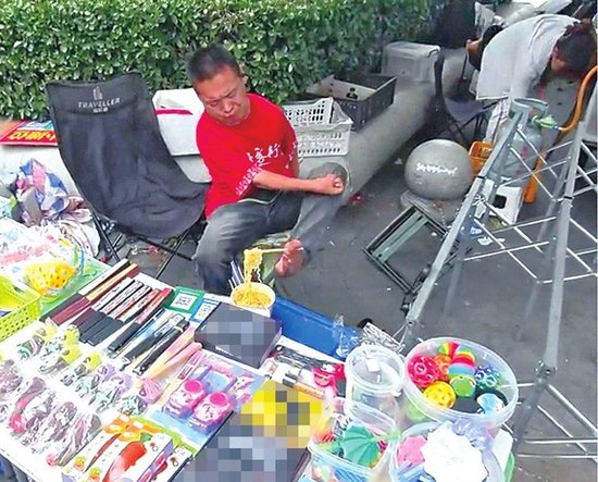 聂双喜在摆摊