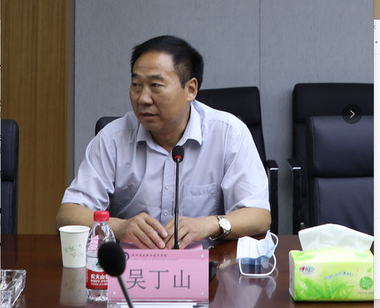 林州市外国语学校新任校长吴丁山作表态讲话