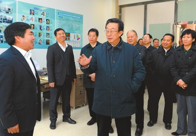 11月12日上午，省委书记、省人大常委会主任郭庚茂在开封德豪光电科技园调研。