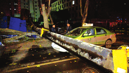 深夜施工，吊車側翻