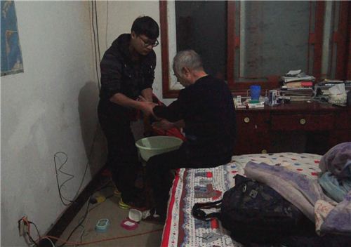 趙德龍一大早在為父親洗漱