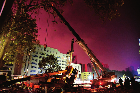 深夜施工，吊車側翻