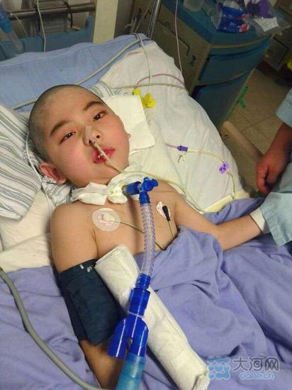 如今，田田躺在北京的病床上。他的手術日期已經確定，但手術費卻沒有著落。