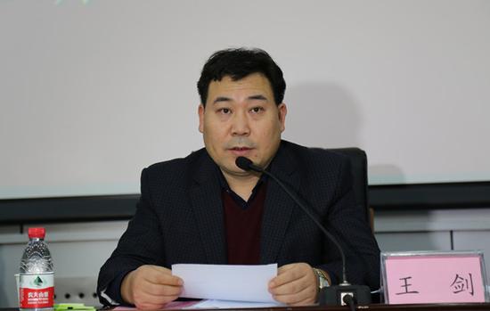 省委組織部科教企業干部處副處長王劍宣讀省委決定