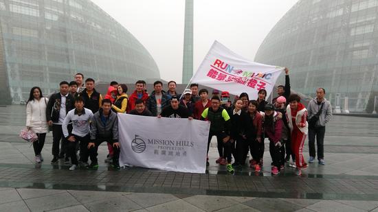 11月15日下午三點，在東區藝術中心門口，由觀瀾湖冠名助跑的《Run Music跑調》50余名跑友正式開跑