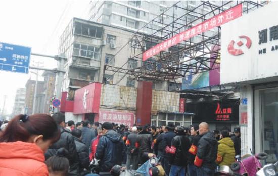 联合执法队封锁盛祥鞋城市场入口