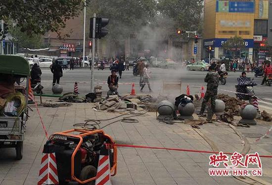 地下暖氣管道爆裂，工人正在搶修。