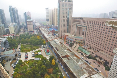 農業路高架穿越在高樓大廈之間，雛形初現。