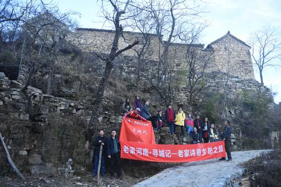 "行吟山水·讓心回家"采風團云臺山合影