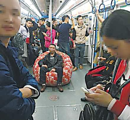 轨道3号线,大叔坐在“软卧”上打瞌睡