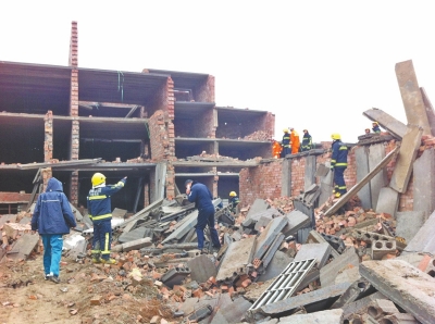 楼房坍塌，消防官兵正在搜救被埋农民工。
