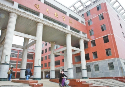 逸夫教學(xué)樓的玻璃都已經(jīng)破敗不堪