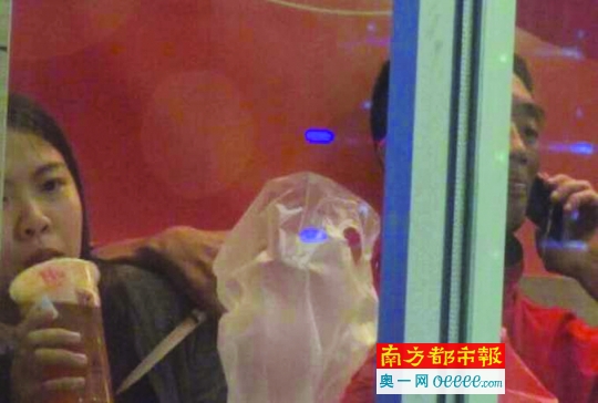 案发时场景,被劫持的李娇看上去从容淡定。