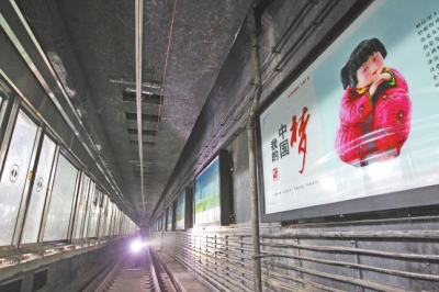 站馬屯站內的廣告燈箱和站臺安全門已安裝完畢