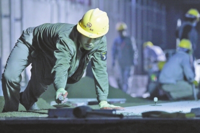 工人們正在鋪設站內地板石材