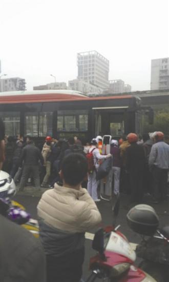 一名目击者手机拍摄的画面显示,40多名市民自发参与了抬车救援