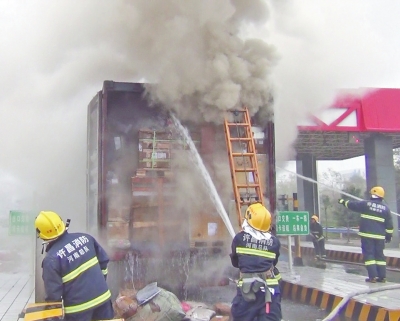 消防人員對貨車車廂噴水