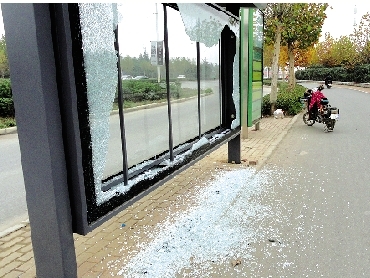 17塊公交站臺玻璃被砸